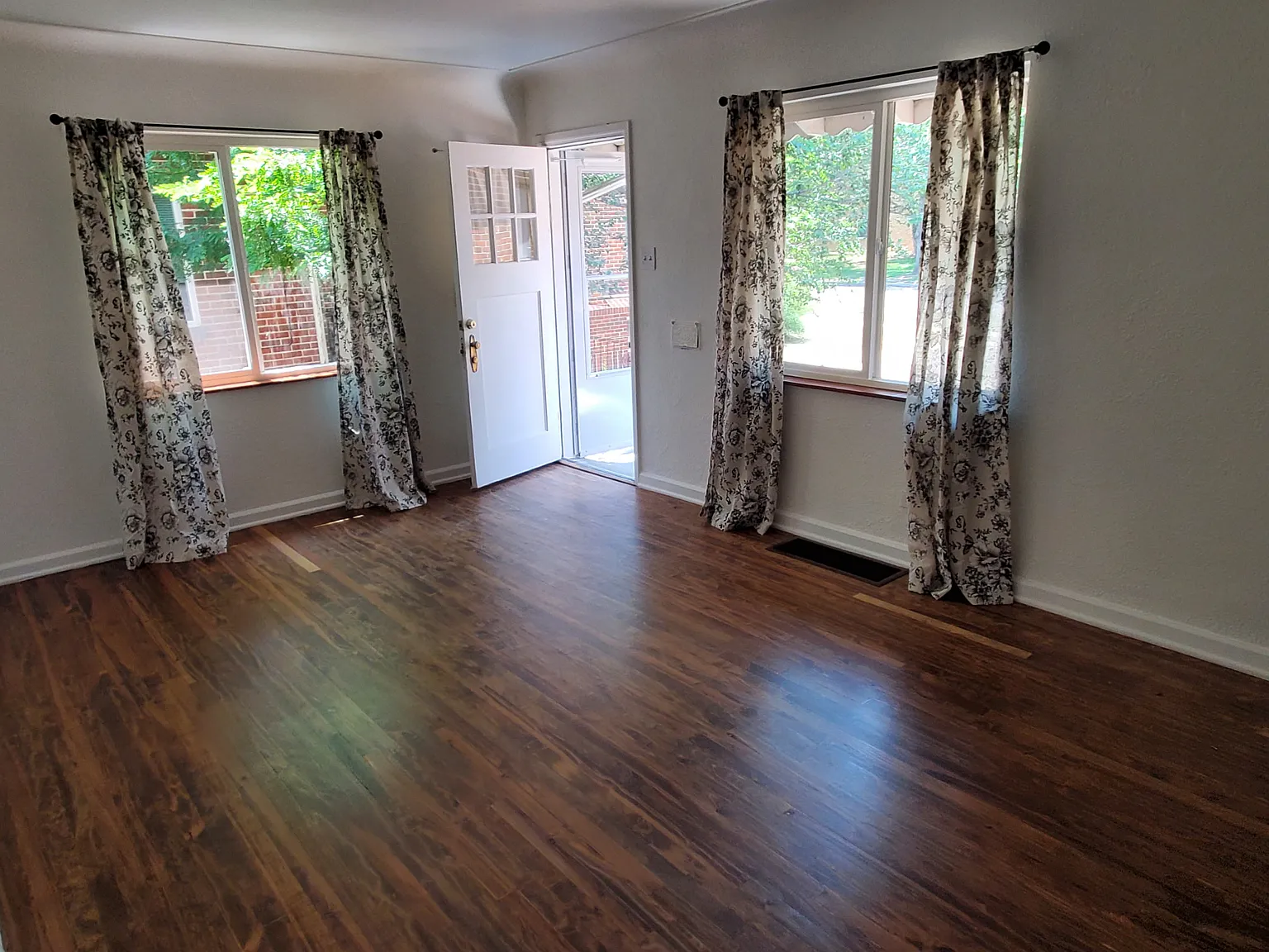 3 bed, 1100 sqft, $2,800 — Photo 3
