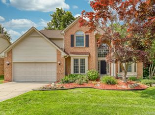 28476 Golf Pointe Blvd, Farmington Hills, MI 48331