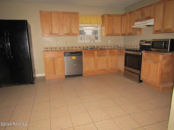 2nd image of 127 Thorn Ln