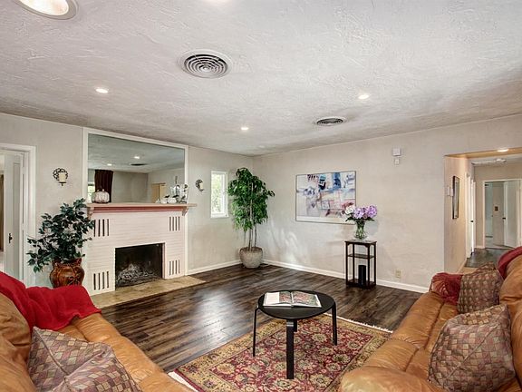 5th image of 2711 Creekside Ln