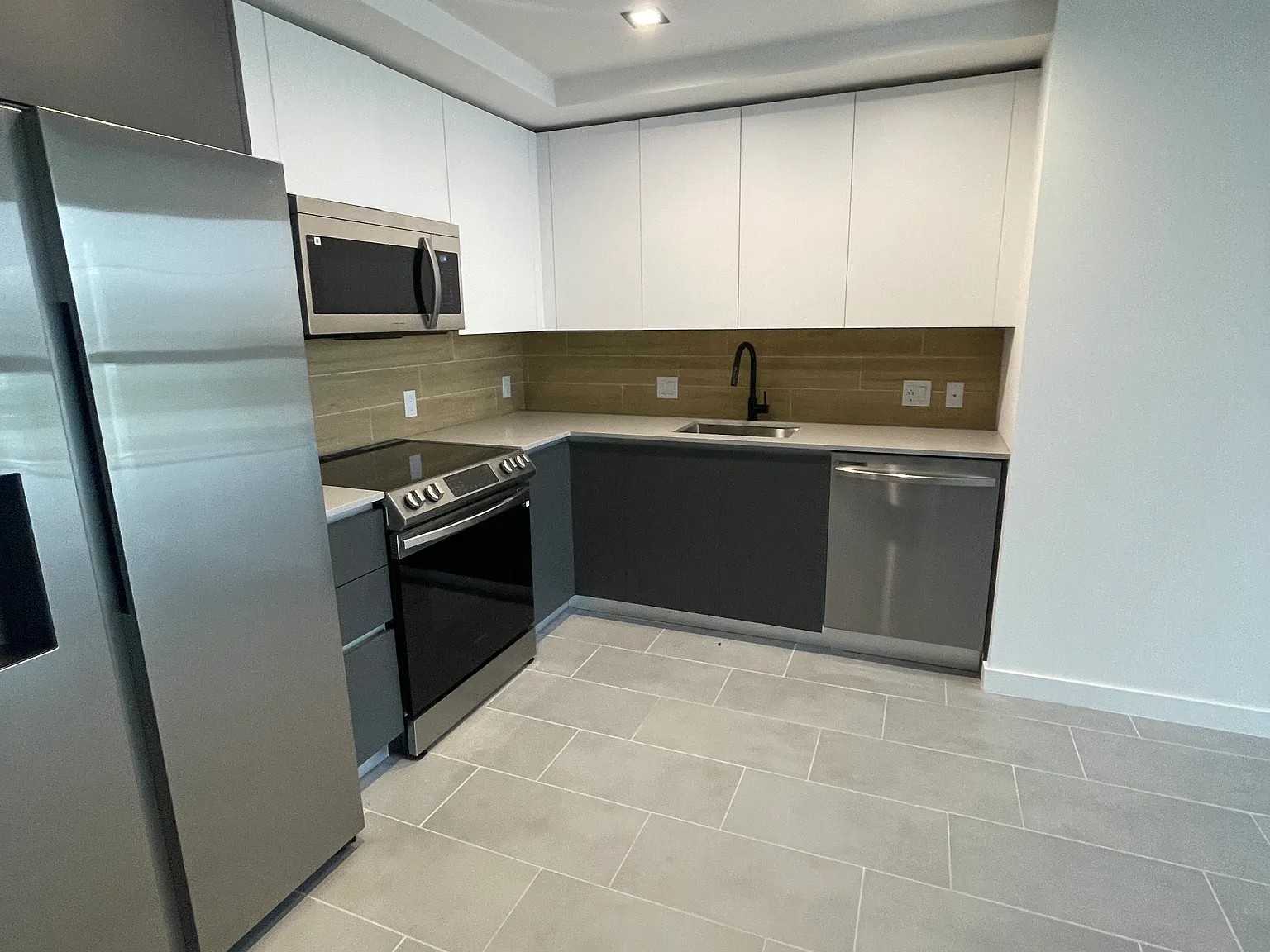 2 bed, 1000 sqft, $3,400 — Photo 2