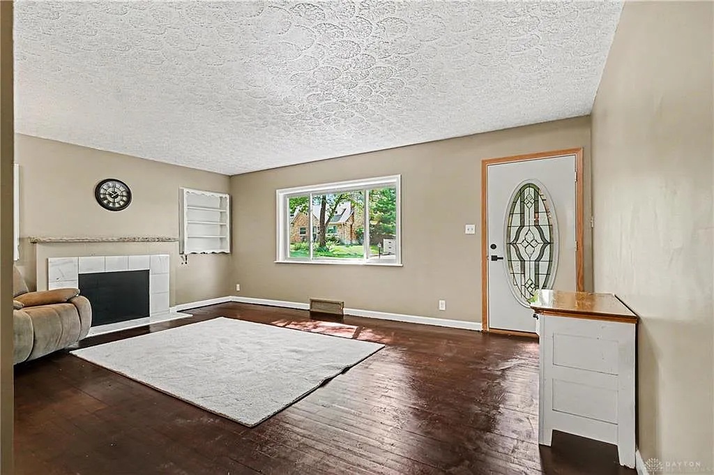 4 bed, 2.5 bath, 2369 sqft, $2,600 — Photo 4
