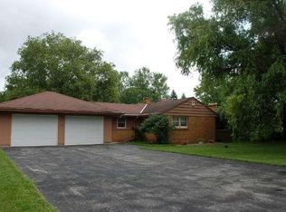 1420 S Pleasant Hill Dr, New Berlin, WI 53146