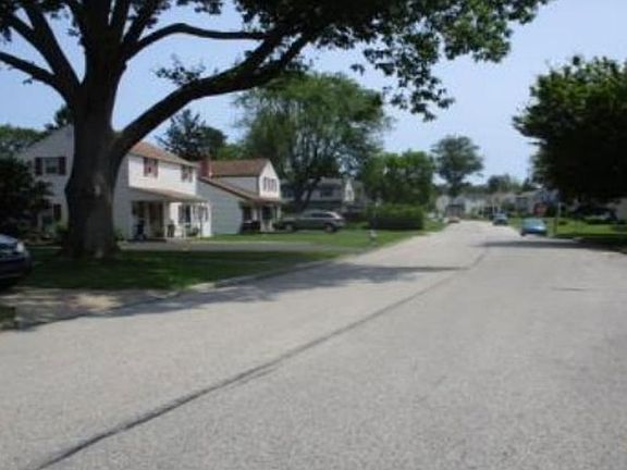 Exterior Neighborhood (street photo)