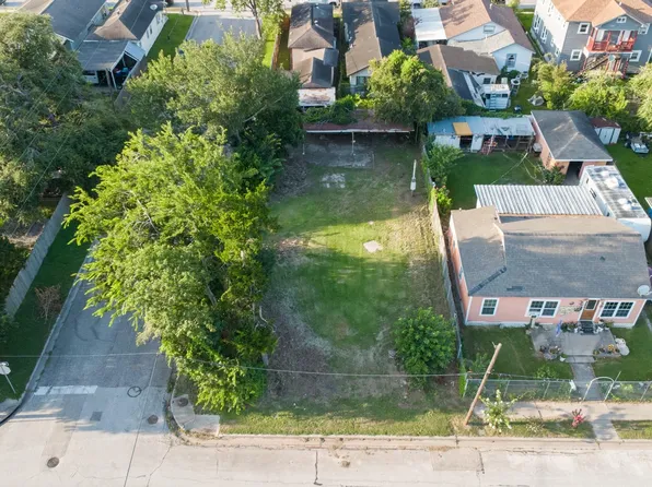 200 E Defee Ave, Baytown, TX 77520