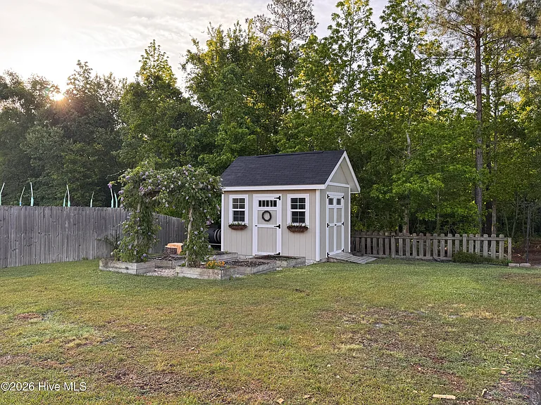 421 Wolfe Ln — Photo 22