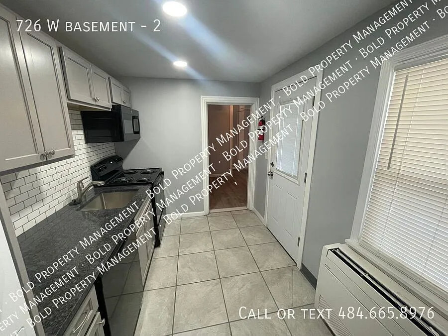 Building Photo - 726 W Basement #2