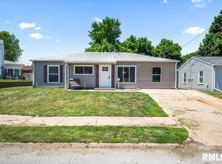 1603 Holiday Dr, Pekin, IL 61554