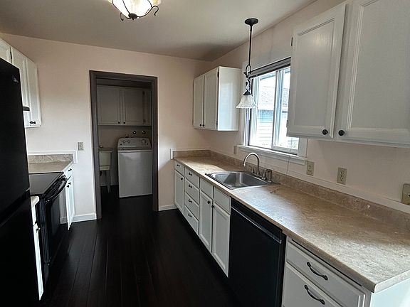 3rd image of 230 Price St