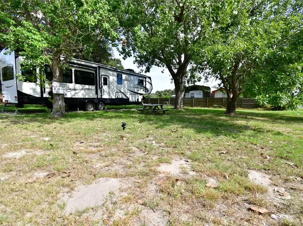 304 Traylor Ave, Rockport, TX 78382