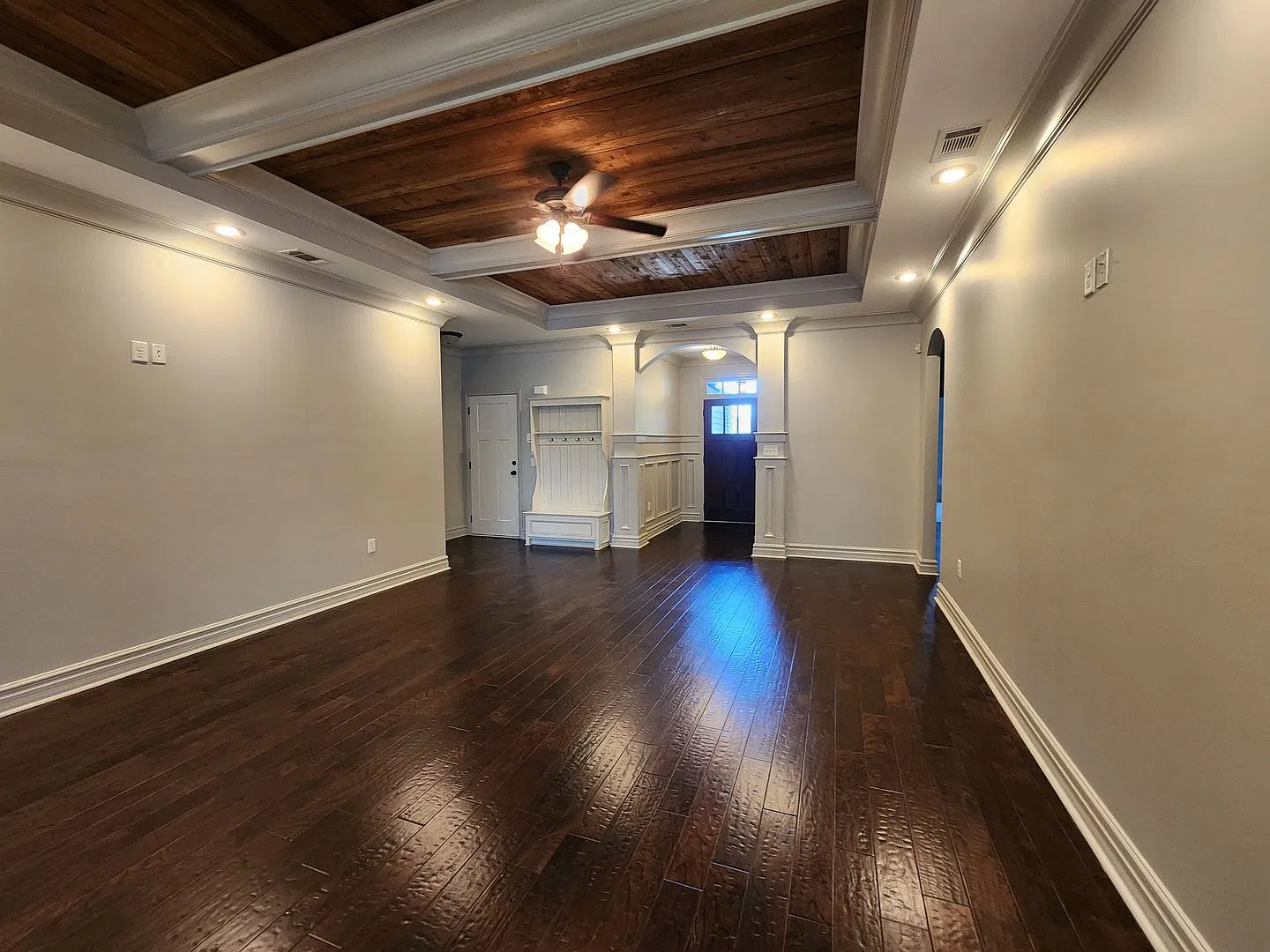 Spacious 4-Bedroom Home with Fenced Yard Near Moody AFB — Photo 2