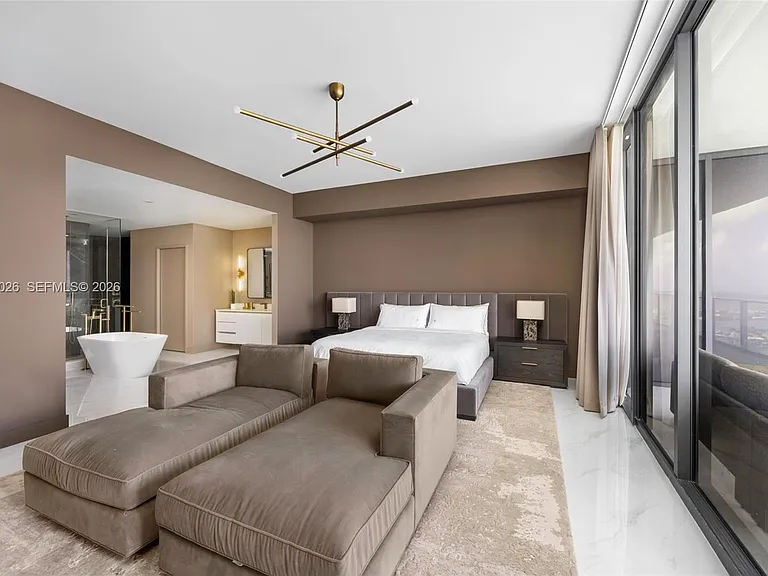 700 NE 24th St #Penthouse 5904 — Photo 9