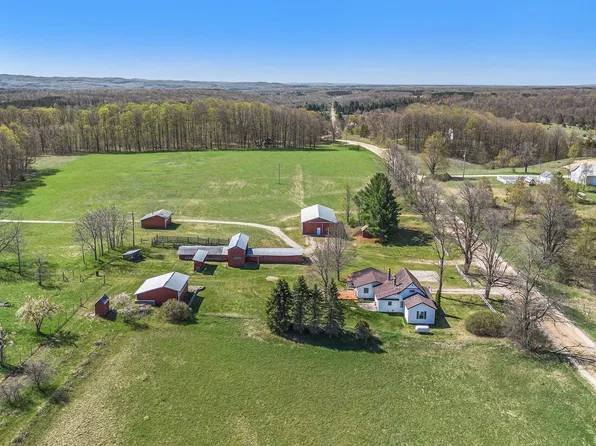 8400 N 7th Rd, Mesick, MI 49668
