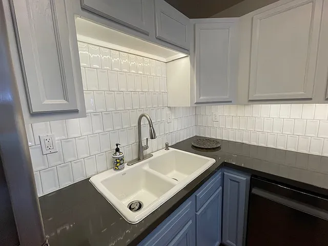 Kitchen tiled backsplash