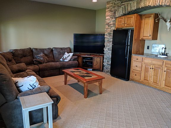 Family Rm, wet bar, walkout
