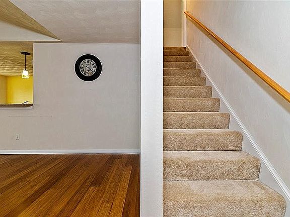 3rd image of 32425 Pebble Brook Dr
