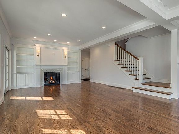5th image of 52 Holliston St