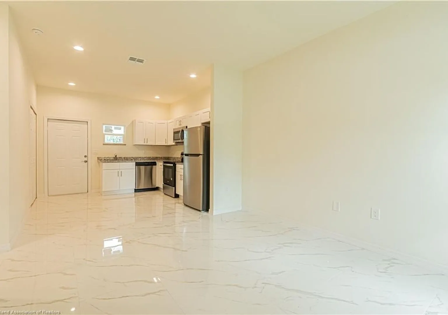 Spacious 2Bd/2Ba Single Family House — Photo 4
