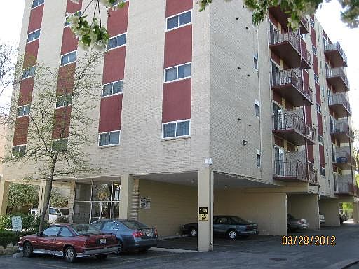 1st image of 1005 S Des Plaines Ave #105