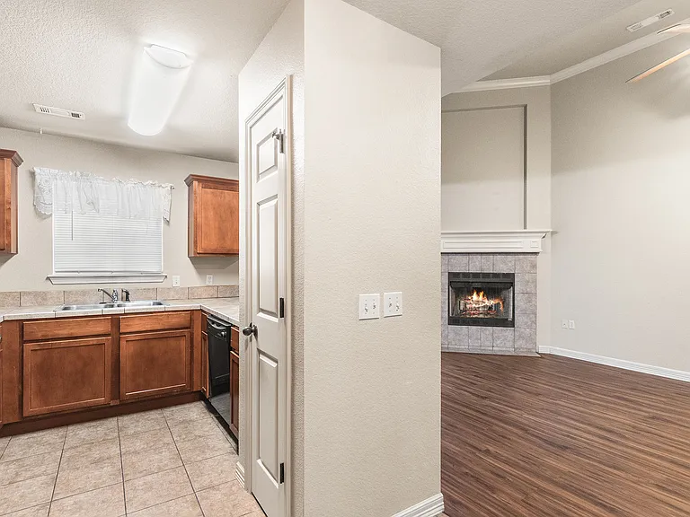 1772 N Chestnut Ave — Photo 6