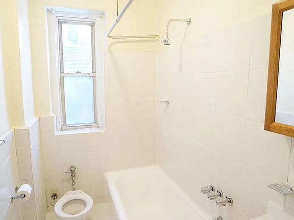 5th image of 2318 Loring Pl N #4F
