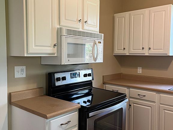 Kitchen, Stove, Microwave, and Cabinets