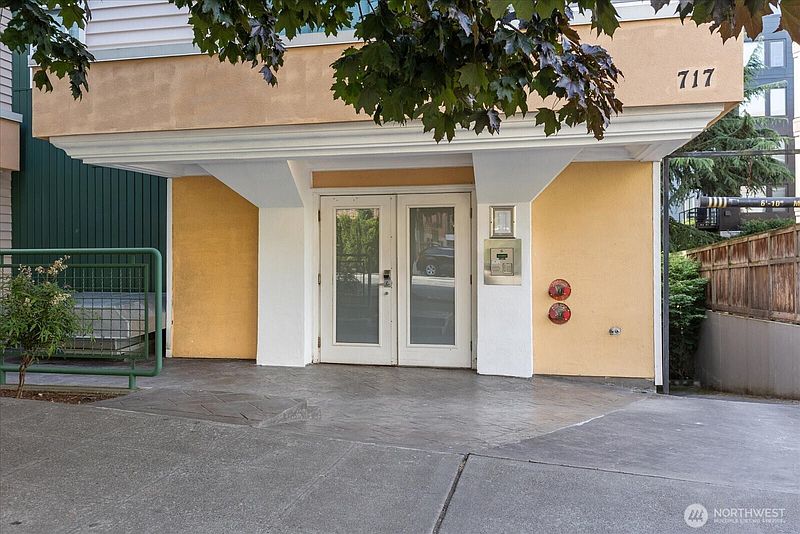 2nd image of 717 E Denny Way #3A
