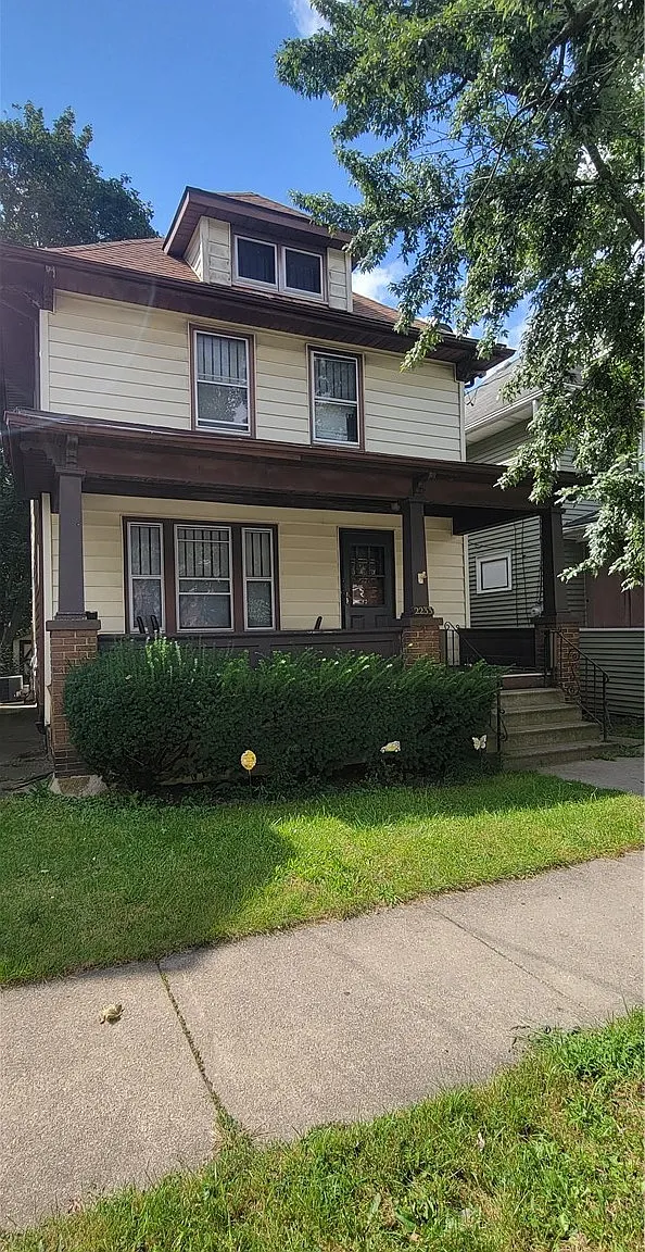 4 bed, 1.0 bath, 1320 sqft, $1,500 — Photo 1