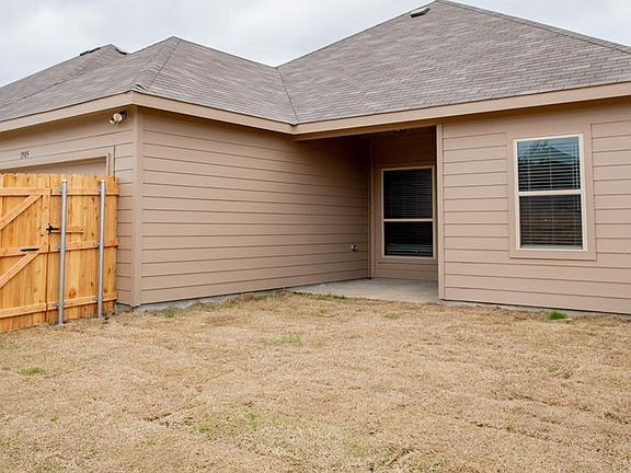 3rd image of 1905 Jasmine Dr