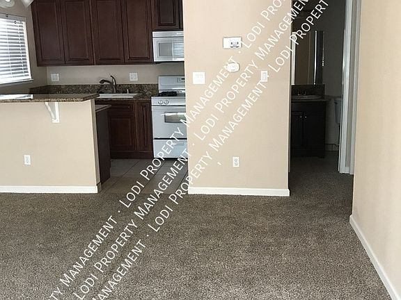 3rd image of 423 W Oak St APT 1