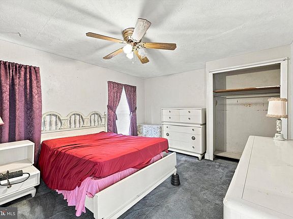 5th image of 219 Irving St