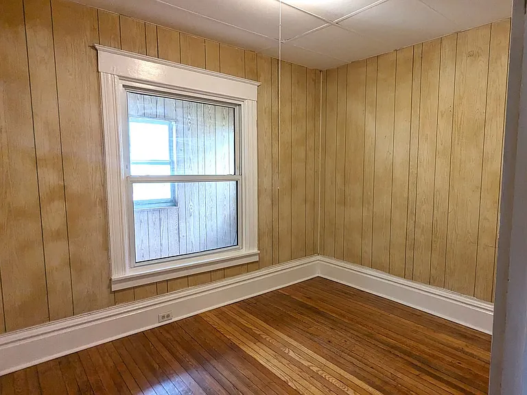 2404 Leahy St — Photo 5