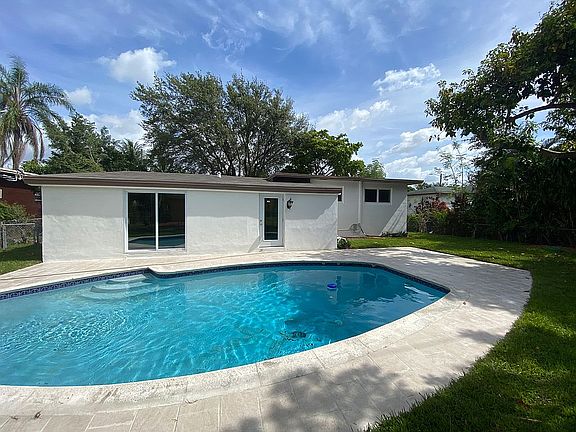3rd image of 1020 NE 160th St