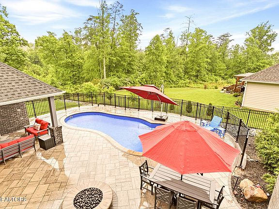 4th image of 137 Black Oak Dr