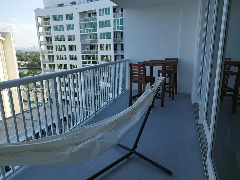 5401 Collins Ave #1110 — Photo 35