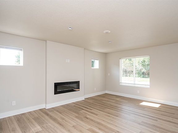 4th image of 407 Juniper St