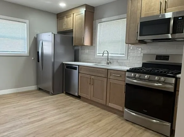 539 W Downer Pl, Aurora, IL 60506