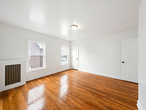 4th image of 16 Oakes St Floor 2