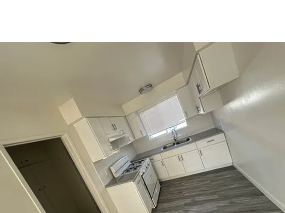 2nd image of 13737 Oxnard St #2c9e9d075