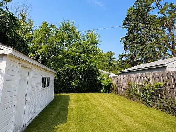 4th image of 23743 Lorraine Ave