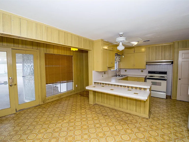 2047 FM 2933 — Photo 15