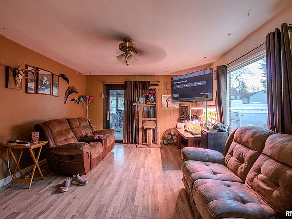 3rd image of 1308 N Autumn Ln