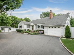 10 Ryan St, Syosset, NY 11791