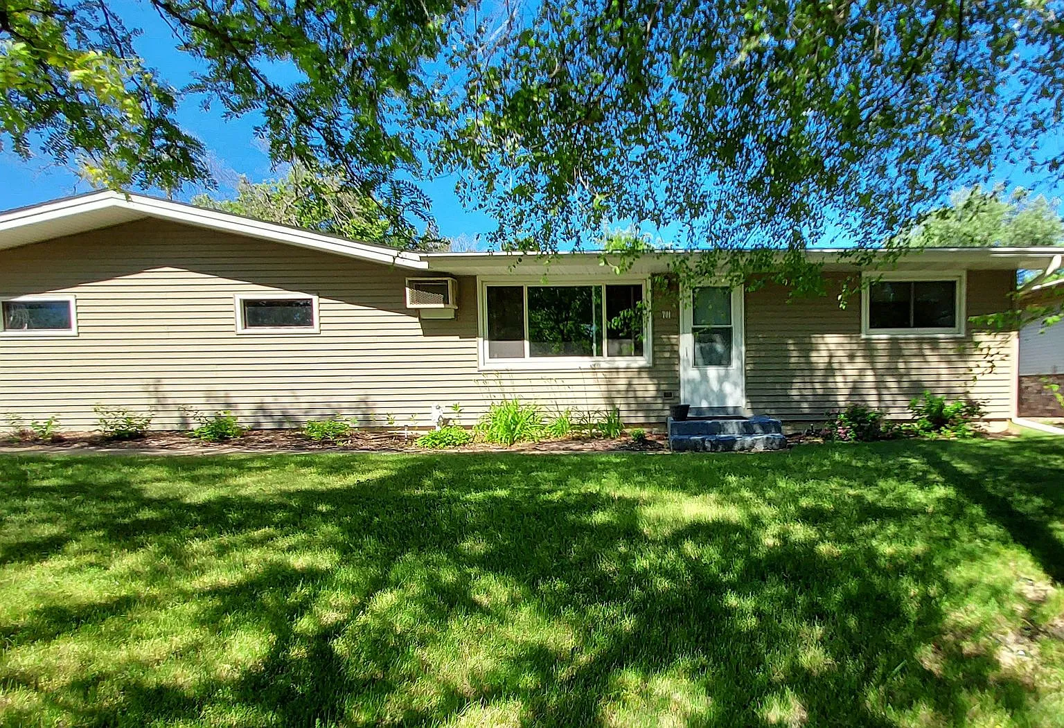 Nice 2 Bedroom 1 Bathroom Duplex in Hudson — Photo 1