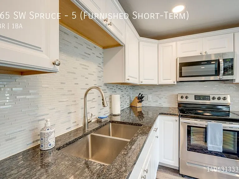 165 SW Spruce St #5 — Photo 5