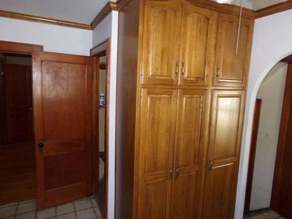 5th image of 121 Amsler St