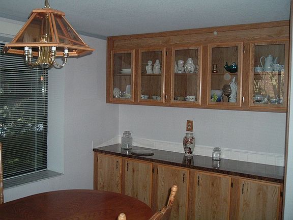 Separate dining room w/built-ins