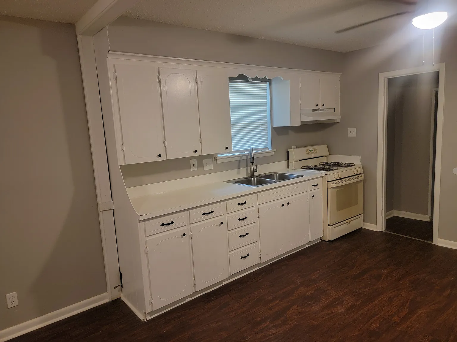 3 bed, 1100 sqft, $1,350 — Photo 2