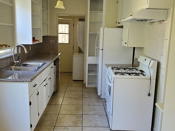 3rd image of 1088 N Los Robles Ave
