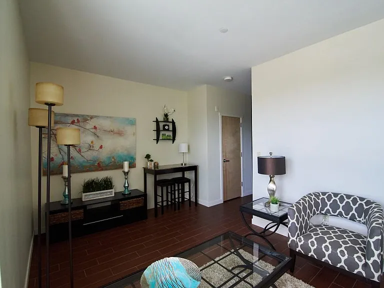 1032 Hope Street Apartments — Photo 23